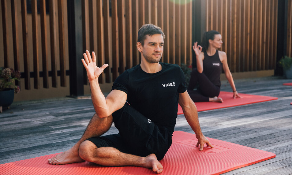 Awakening yoga v cebtre VIGEO